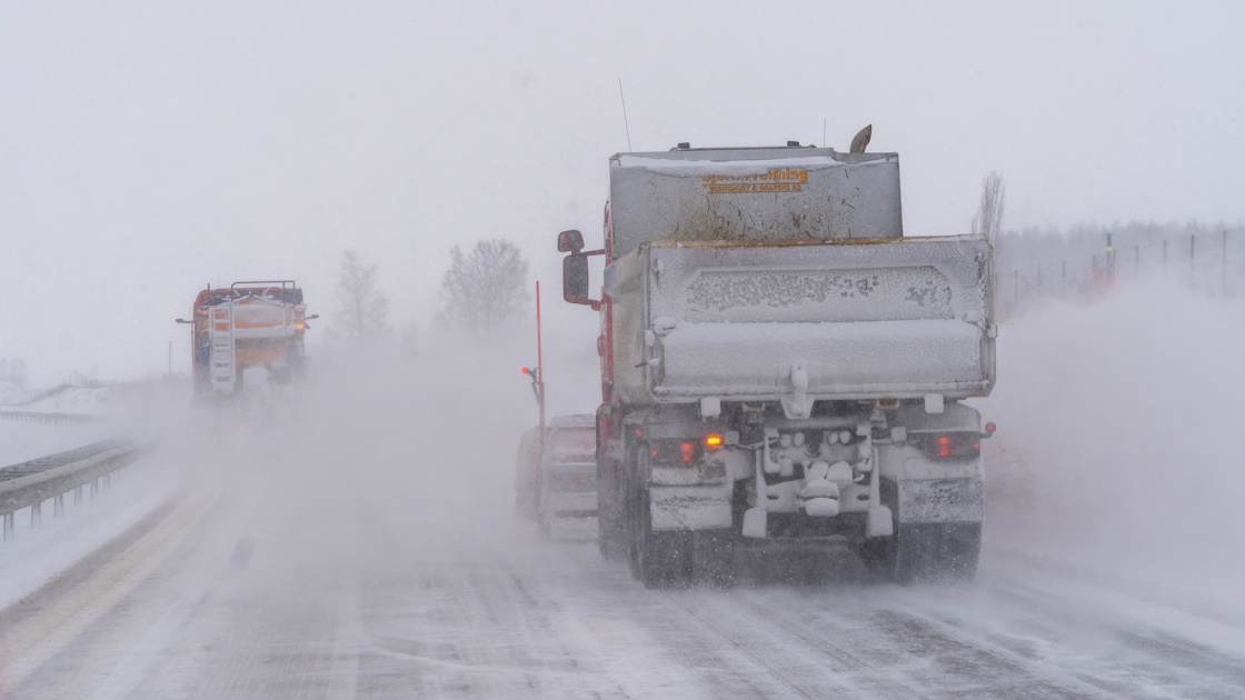 Bildet viser snøbrøyting på E6 forbi Hamar