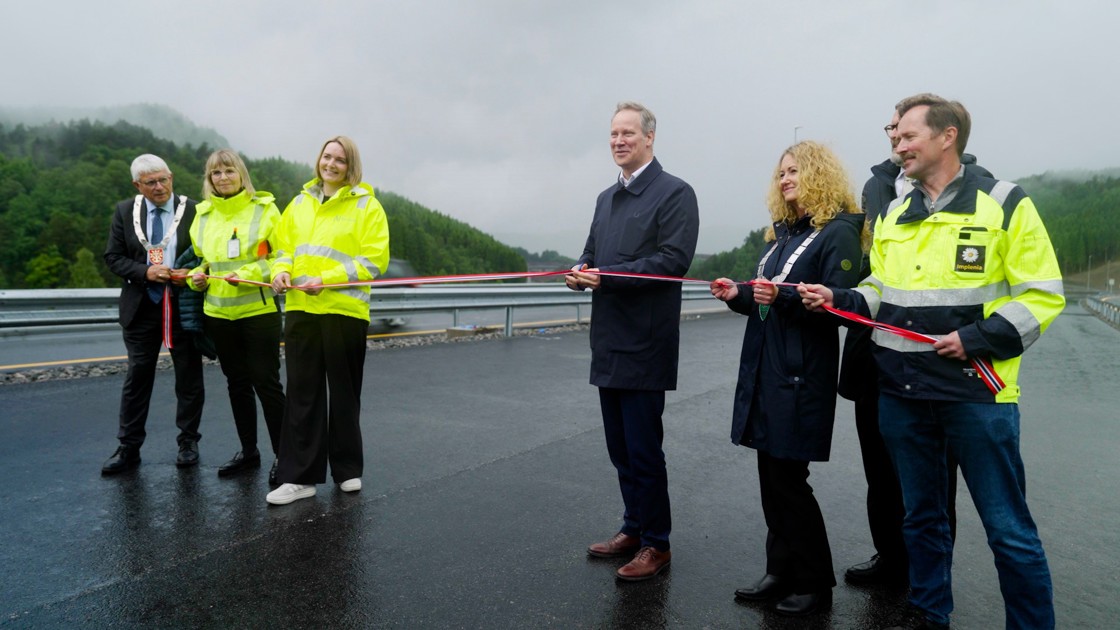 Fredag var det duket for snorklipp på ny del av E39. Denne gangen var det parsellen gjennom Lyngdal som ble åpnet av samferdselsminister Jon-Ivar Nygård. Fra venstre: Fylkesordfører i Agder Arne Thom