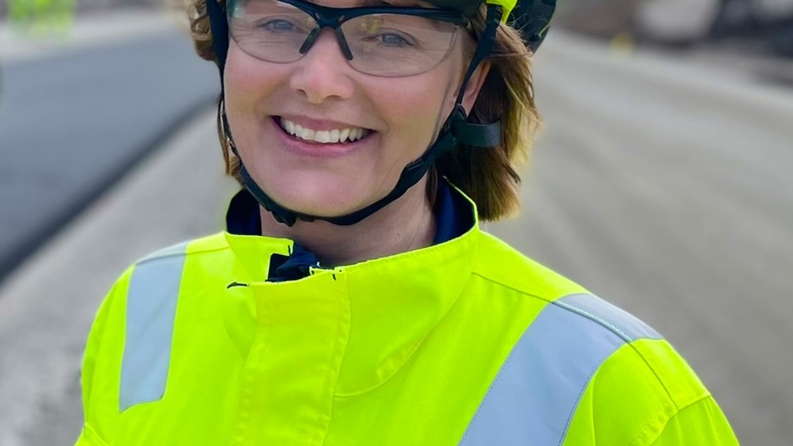 Ny E39 gjennom Lyngdal settes trafikk på mer enn tre måneder foran skjema. Det er prosjektsjef Anita Enebakk i Nye Veier veldig tilfreds med.