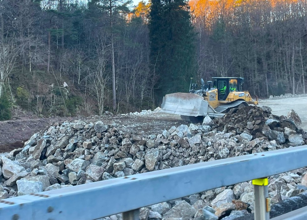Ved hjelp av tungsikring på begge sider av kjørebanen, blir trafikken ledet gjennom anleggsområdet.
