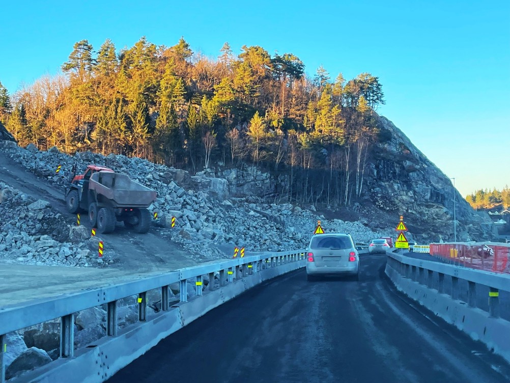 Fylkesvei 455 er åpen i ett felt gjennom anleggsområdet mellom Stusvik og Lindland i Lindesnes, Agder.