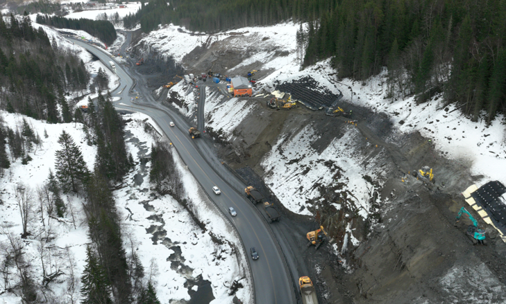 Dronefoto: Veiarbeidsaktiviteter i bratt sideterreng i Vindåsliene