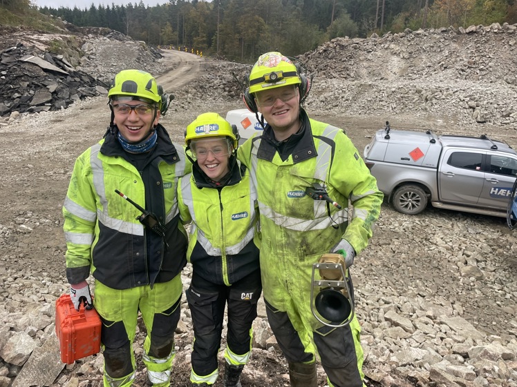 Bergsprenger Even Semb, fjellarbeider Natalie Hagen og fjellarbeider Christian Rønneberg jobber bokstavelig talt på spreng i E39-anlegget Mandal-Blørstad til Nye Veier. Fredag var det klart for ny salve i området ved Lindland i Lindesnes.