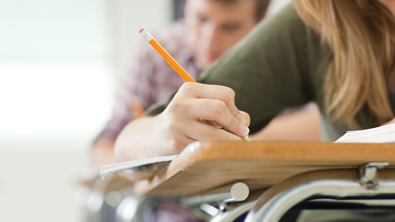 Illustrasjonsbilde - hånd som skriver med blyant, ungdom