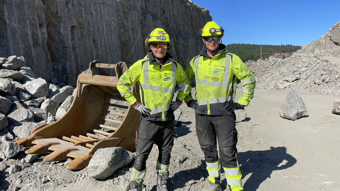 Magnus Engesbak (20 - t.v.) og Adrian Steinbru Lindgren (19) fra henholdsvis Vik i Sogn og Ulefoss i Telemark gleder seg over å ha bestått svenneprøven og er nå fagarbeidere innen fjell og bergverk. 