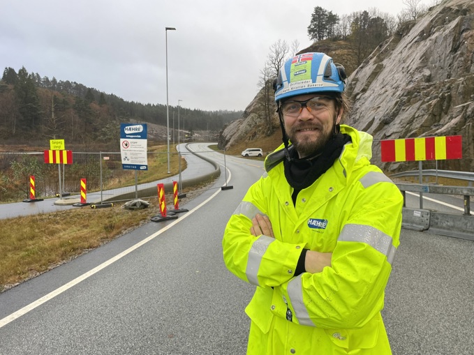 Driftsleder Hans Kristian Bakerød ved veisperringene på Lindland. Lørdag 8. november åpner fv. 455 Marnarveien igjen for trafikk.