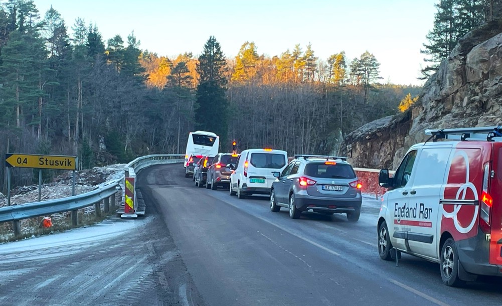 Fylkesvei 455 er lysregulert gjennom anleggsområdet mellom Stusvik og Lindland i Lindesnes, Agder. Veifarende som kan, oppfordres til å benytte eksisterende tilførselsvei som går via Mandalskrysset, i den hensikt å avlaste den lysregulerte trafikken.