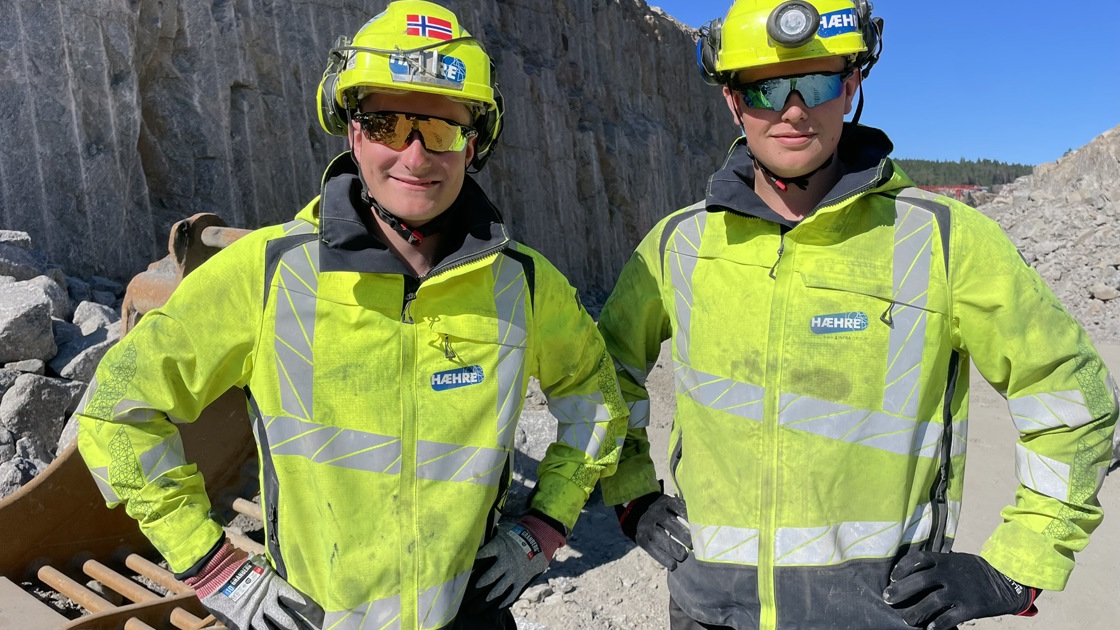 Magnus Engesbak (20 - t.v.) og Adrian Steinbru Lindgren (19) fra henholdsvis Vik i Sogn og Ulefoss i Telemark gleder seg over å ha bestått svenneprøven og er nå fagarbeidere innen fjell og bergverk. 