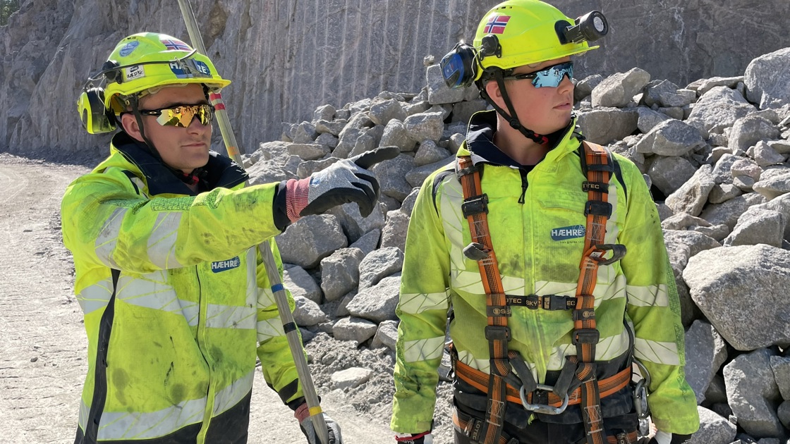 Magnus Engesbak (20 - t.v.) og Adrian Steinbru Lindgren (19) fra henholdsvis Vik i Sogn og Ulefoss i Telemark gleder seg over å ha bestått svenneprøven og er nå fagarbeidere innen fjell og bergverk. 