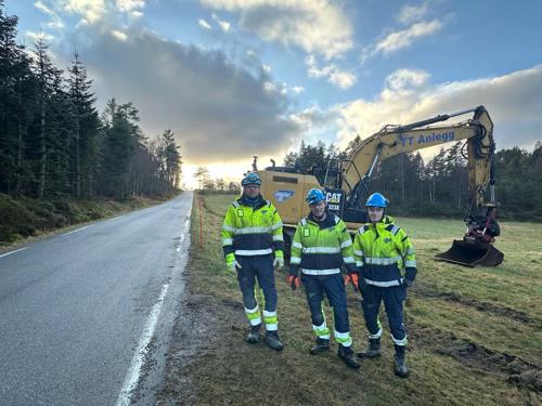 TT Anlegg AS er engasjert som underentreprenør hos Hæhre Entreprenør. Onsdag ble maskiner og utstyr utplassert i området hvor gravearbeidene starter. Denne trioen fra TT Anlegg AS er klar til å ta fatt på arbeidsoppgaven. Fra venstre: Jan Tore Tellefsen, Ivar Meland og Aron Endresen. Foto: Hæhre Entreprenør