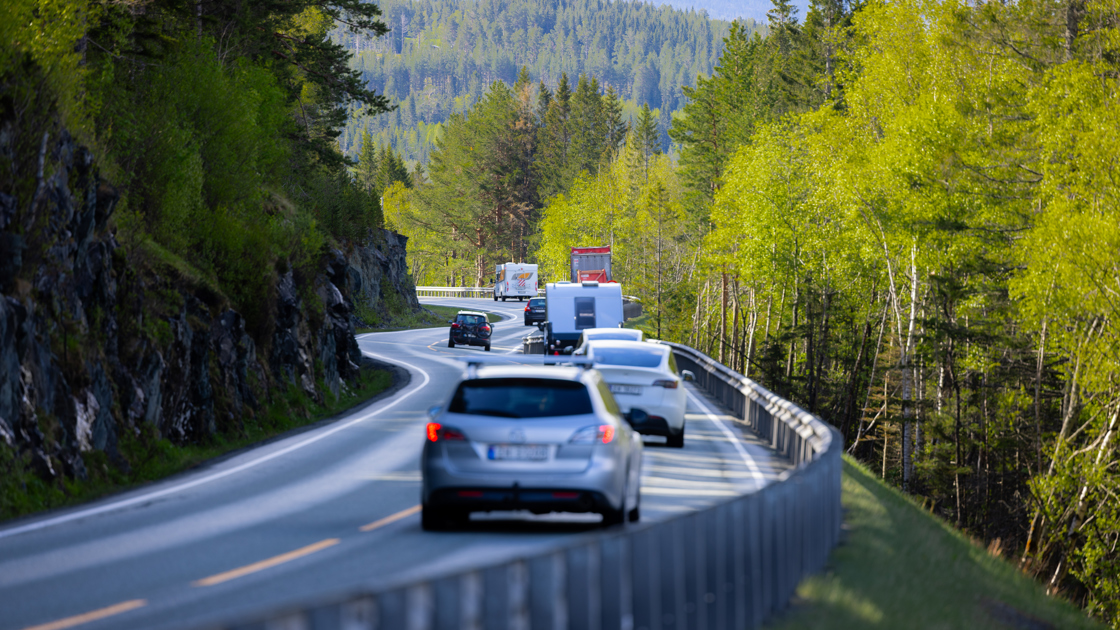 Biler kjører på en tofelts motorvei omgitt av skog.