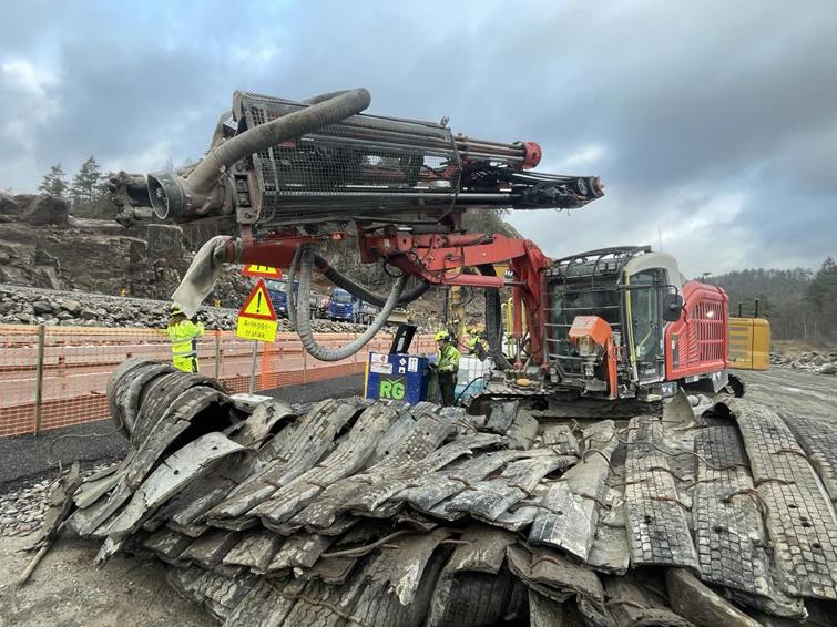 Borerigg og dekningsmatter som benyttes ved klargjøring til sprengning.