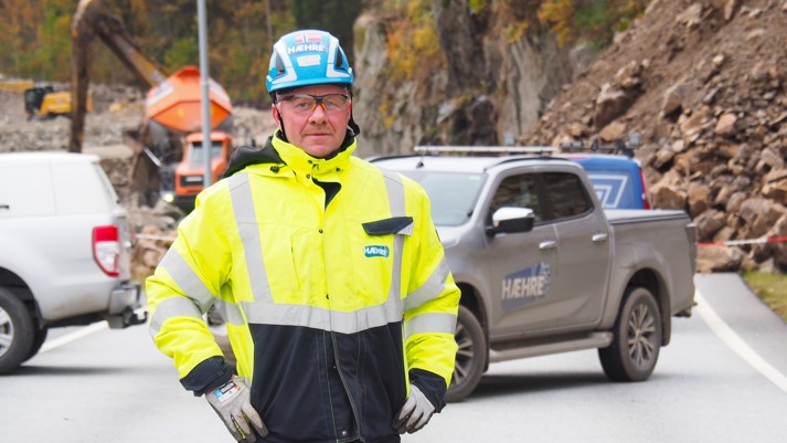 Arbeidsleder August Nord gleder seg over godt driv i anleggsarbeidet. Dårligere grunnforhold enn forutsett gjør at stengeperioden på fylkesvei 455 Marnaveien fortsetter til midten av november.