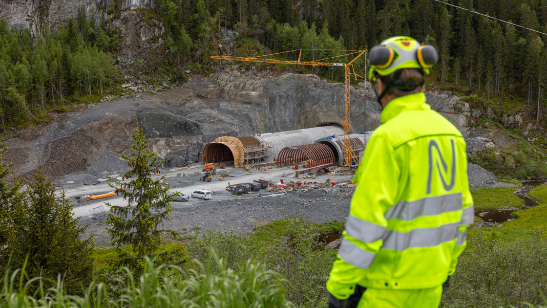 Arbeidet med ny E6 mellom Kvithammar og Åsen i Trøndelag sertifiseres med BREEAM Infrastructure. Veien åpner i 2027. Bildet er tatt ved nordre ende av Råmshåmmårtunnelen.