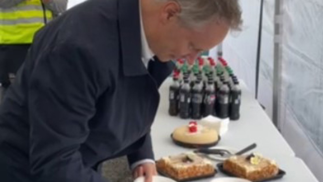 Samferdselsminister Jon-Ivar Nygård gledet seg over at en ny bit av oppdraget ny, trafikksikker E39 mellom Kristiansand og Ålgård er fullført. Det ble som hør og bør feiret med kake og kaffe.