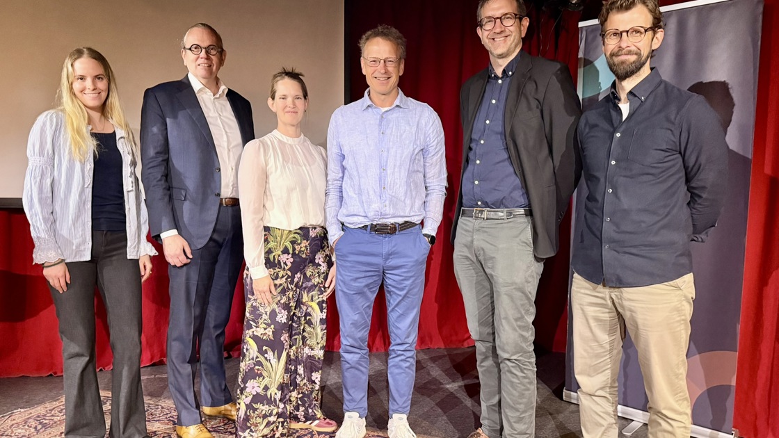 Seks mennesker stående på scenen i Kulturhuset i forbindelse med Zero-frokost. Fra venstre: Emma Hellem, Nye Veier, Finn Aasmund Hobbesland, Nye Veier, Ingvild Kilen Rørholt, Zero, Stig Schjølset, Ze