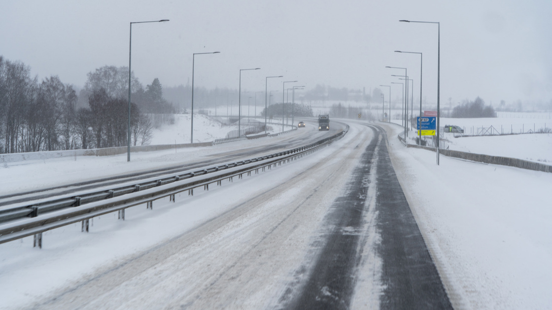 Vinterdrift er en selvsagt del av den nye driftsentreprenørens oppgaver. Her fra E6 ved Hamar.