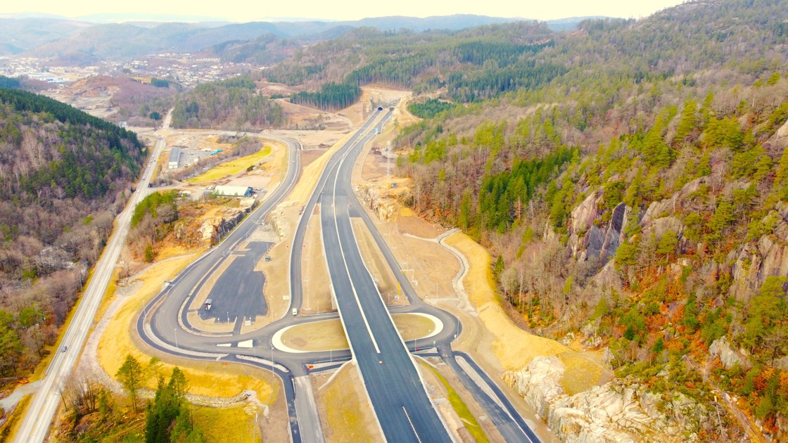 Mandag 2. juni kan veifarende ta i bruk nesten ti kilometer med ny, trafikksikker E39 gjennom Lyngdal. Oversiktsbilde fra Herdal.