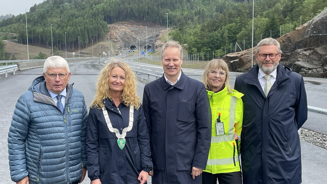 Offisiell veiåpning E39 Lyngdal. Fra venstre: fylkesordfører Arne Thomassen, ordfører Unni Nilsen Husøy, samferdselsminister Jon-Ivar Nygård, administrerende direktlr Anette Aanesland og assisterende